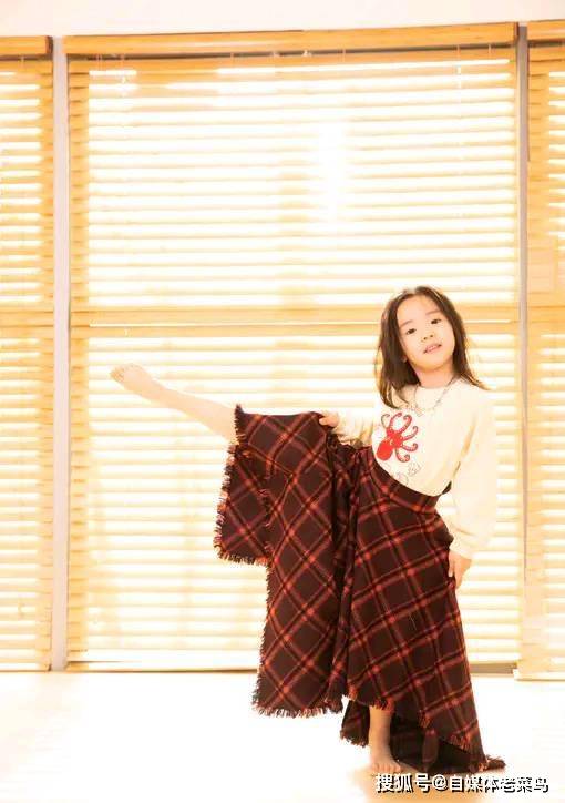 原创董璇晒出5岁女儿照片,表现自然不怯场,小小年纪就有超模味道