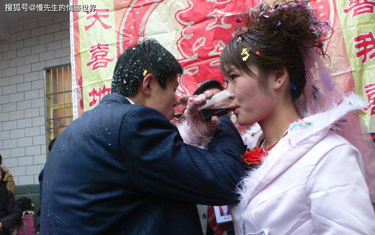 婚礼上亲戚闹洞房,新郎冷眼旁观被新娘掌掴,婆婆不依不饶:道歉