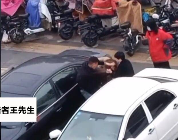 掐脖子薅头发商丘一对男女因抢车位街头撕扯双双被带走