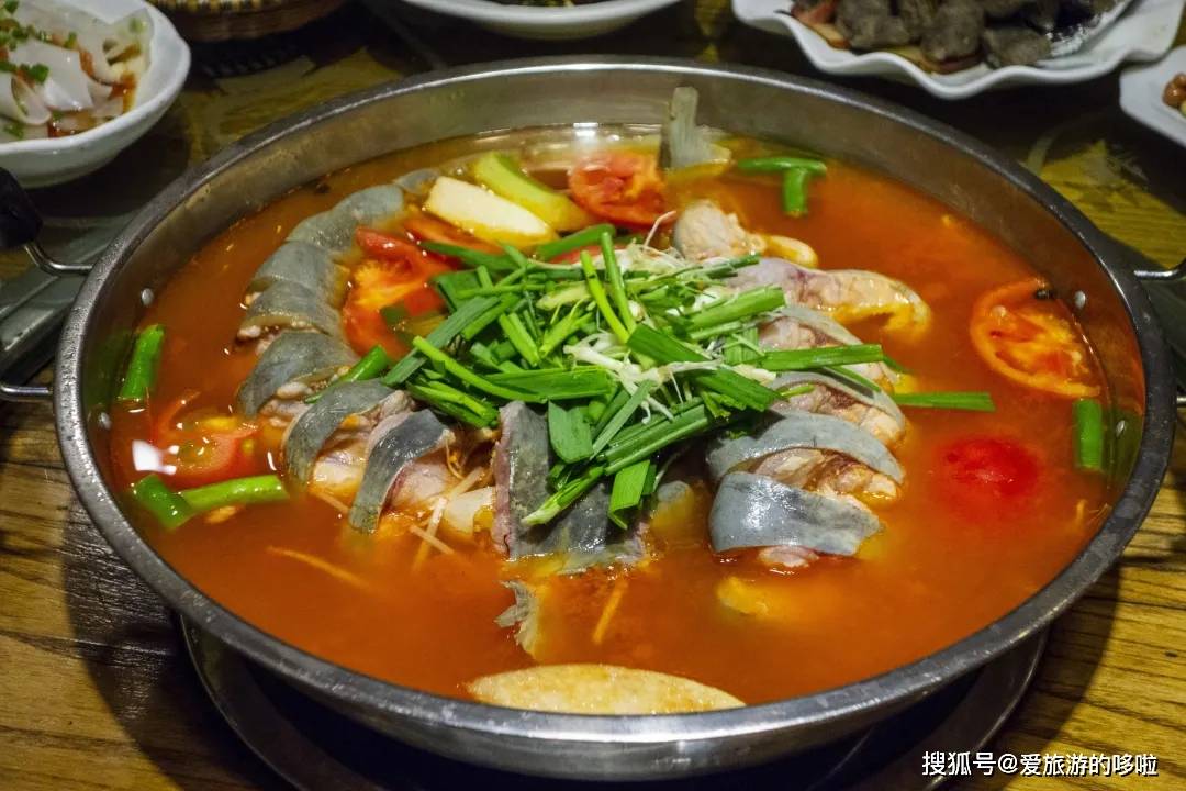 都是下司古镇独特的美味,你可以在望江楼酒店,郑家酸汤鱼品尝这些美食