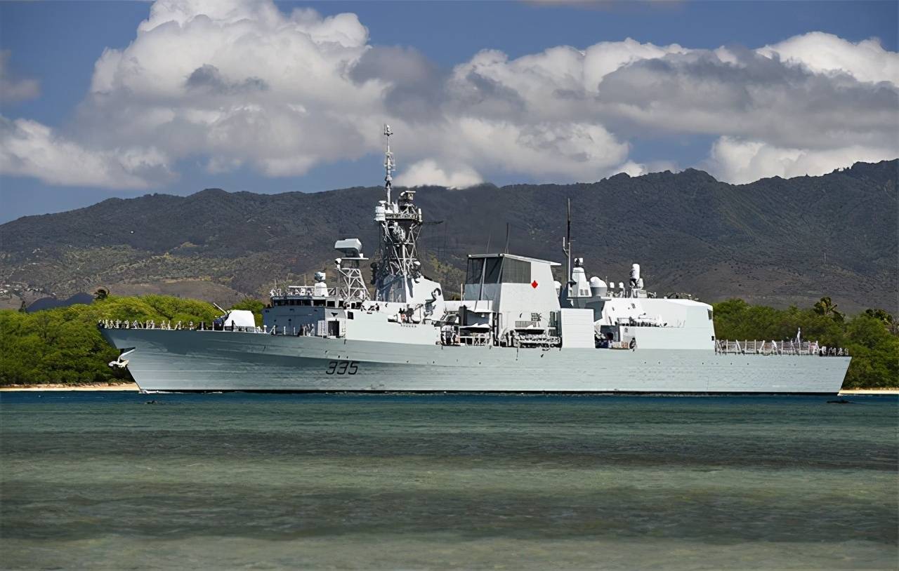 就在2020年10月2日,加拿大皇家海军哈利法克斯级护卫舰"温尼伯"号,从