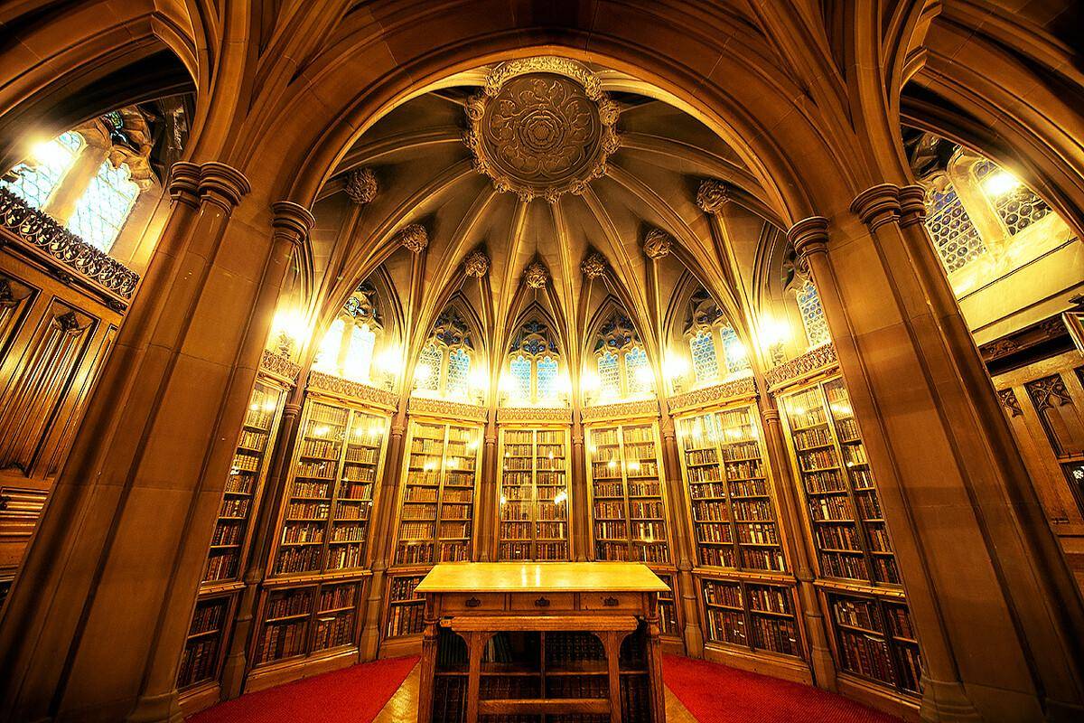 rylands而建,1972年成为曼彻斯特大学四大图书馆之一