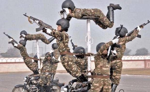 印度阅兵仪式,奥巴马没忍住笑出声来,军迷:根本忍不住