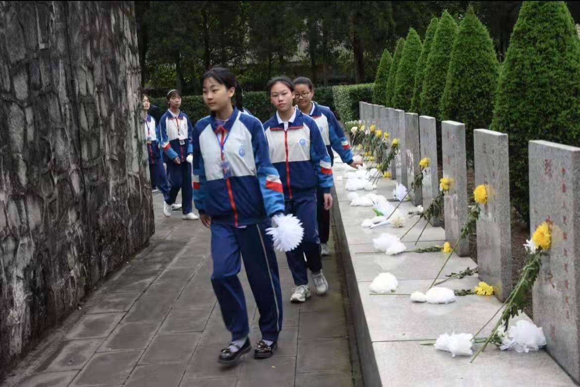 缅怀先烈感恩思源江南职业中学清明节走中国道路宣传教育活动