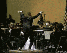 搞笑gif动图:大妈表示,走位如此犀利的塑料袋也是第一