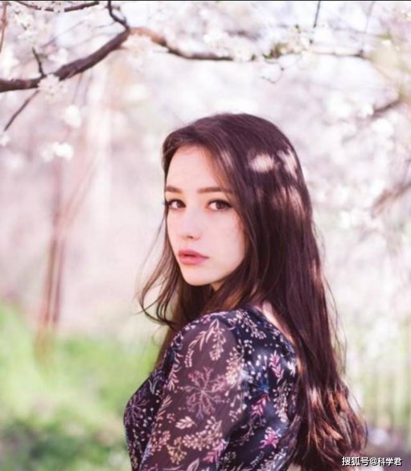 为何俄罗斯女人十四岁就可以结婚?十四岁在中国还算是个小女孩