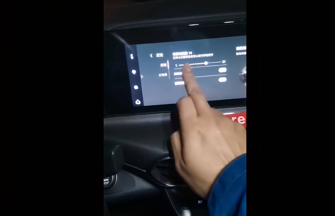 背光太亮 2,车机死机,无法操控 有车主吐槽长安uni-t车机调节背景灯的