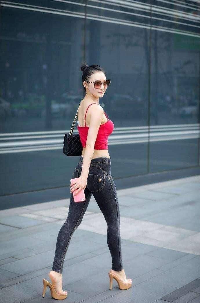 喜欢牛仔裤的美女看过来,最后一套是真漂亮,显高还显瘦