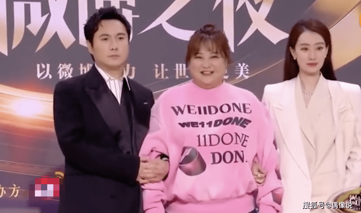 丁真不认识张小斐但认识贾玲!活动中遇见,对小斐的称呼耿直好笑