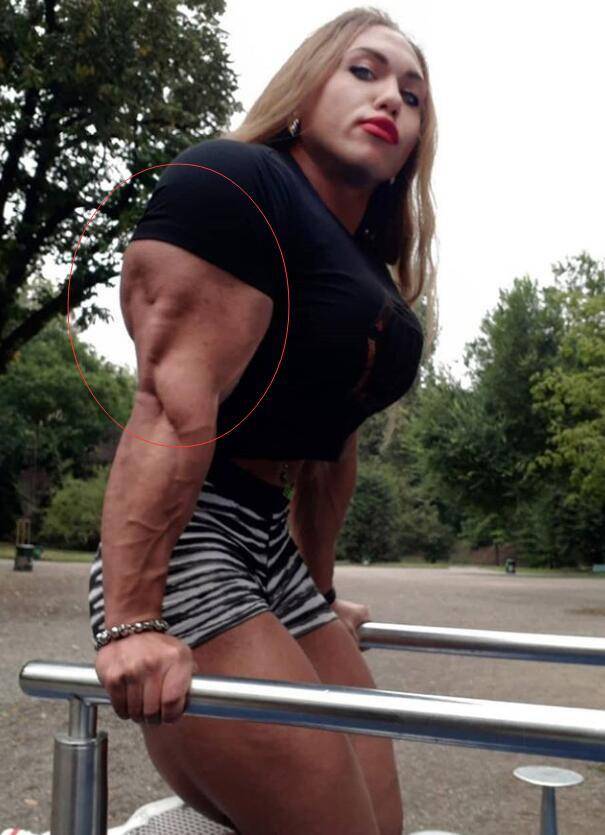 看上图与肌肉男对比,是不是显她很强壮,如果和专业健美运动员比起来