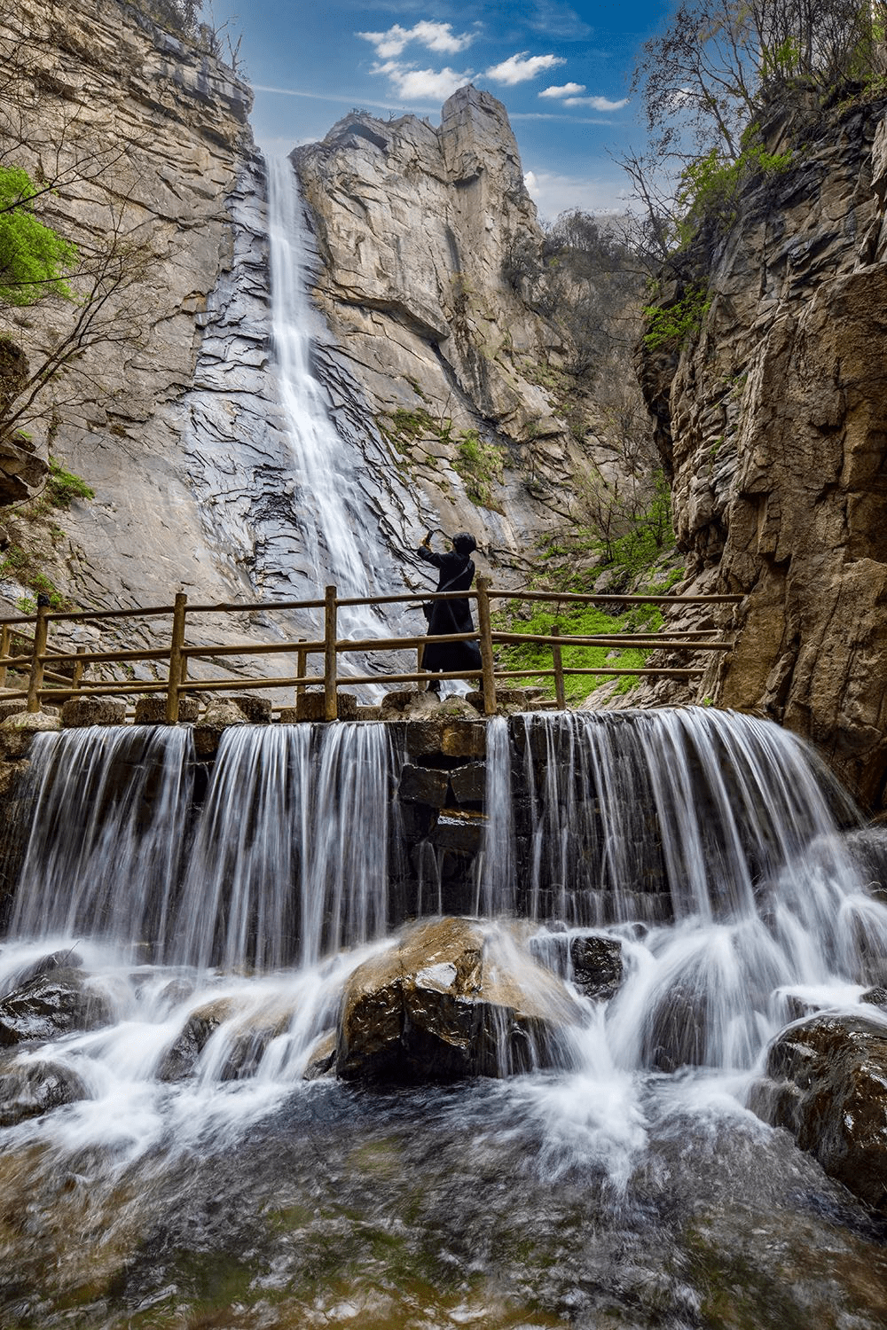 又出圈唐宫小姐姐清明奇妙游穿越到鲁山诗景龙潭峡赏杜鹃啦