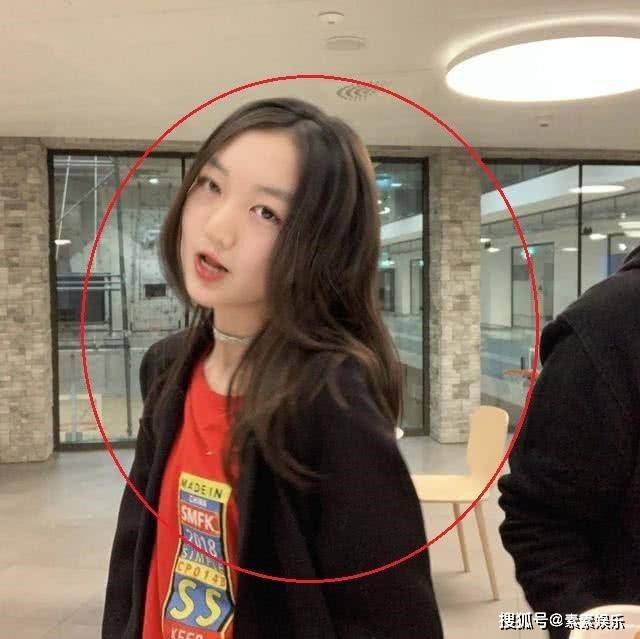 原创李嫣穿水手服开派对14岁的她打扮成熟像即将出道的小明星