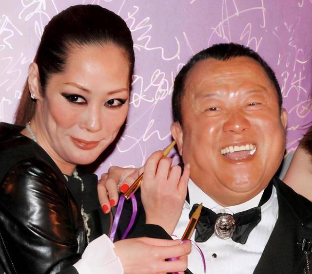 原创"歌坛天后"关淑怡,与和尚未婚生子流落街头,让曾志伟背锅12年