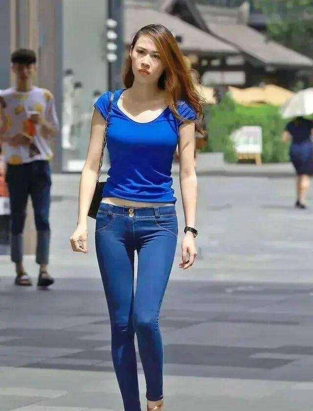 超低腰牛仔裤搭配紧身短款上衣凸显女性完美身材适合任何场合