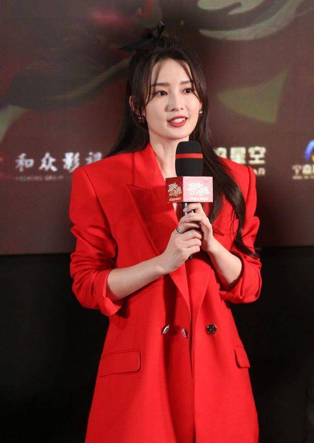 李沁穿红色西装搭"锦鲤裙"秀美腿,时尚靓丽,清纯又动人