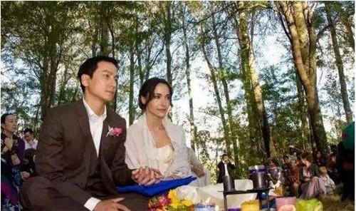 越帅的男明星越长情专一,吴彦祖庆结婚11周年.""宝贝我爱你""