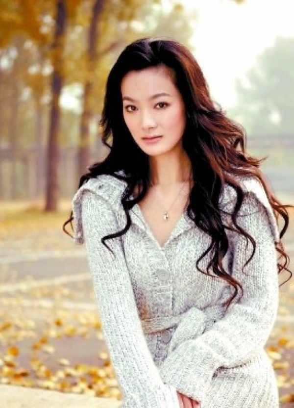 "谍战天王"于震:结婚家暴前妻致流产,今娶小13岁娇妻宠上天_方柏霓