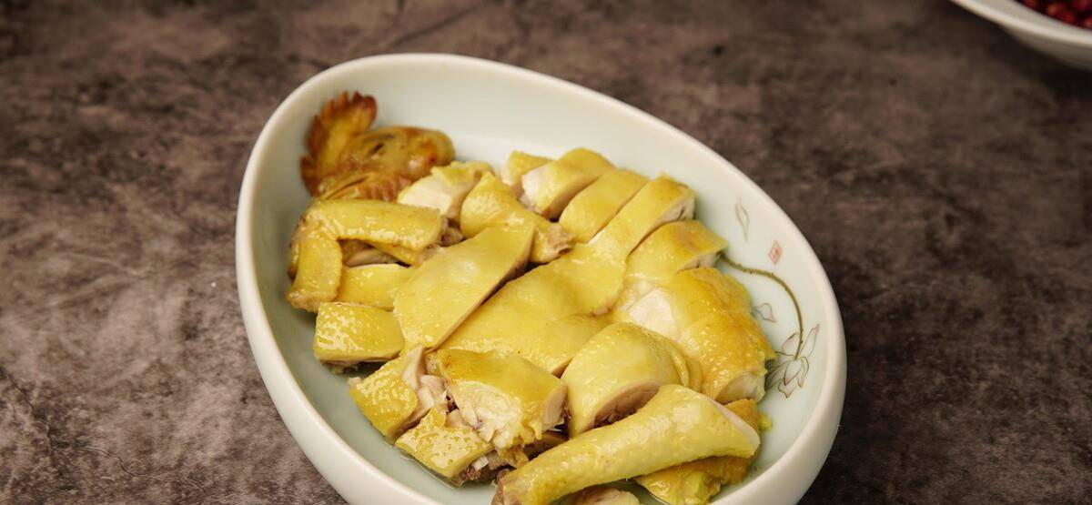 白切鸡的家常做法鸡肉鲜香味美鲜嫩无比味道不比牛羊肉差