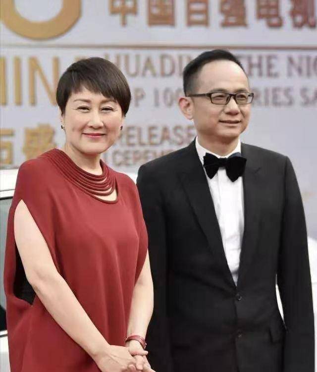 奶奶年纪的张凯丽真会穿,红色上衣搭黑色裤子优雅知性