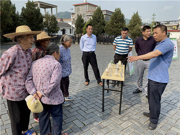 仁化县交通运输局携手石塘镇开展禁毒和反诈宣传进场所活动