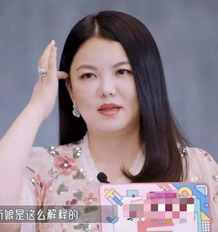 李湘近照胖出新高度,脸大了两圈显老态,鸽子蛋钻戒贵妇范十足