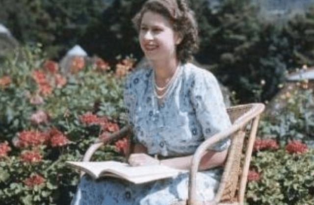 英国女王年轻时有多美?亲王不允许她独自出门,为她宁弃王位