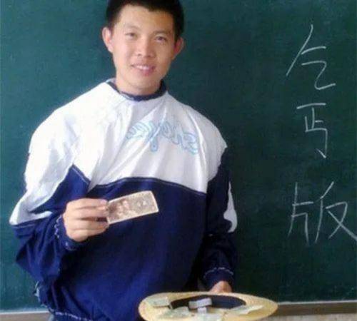 学生将土味校服穿成潮流老师气不打一出来回去叫家长