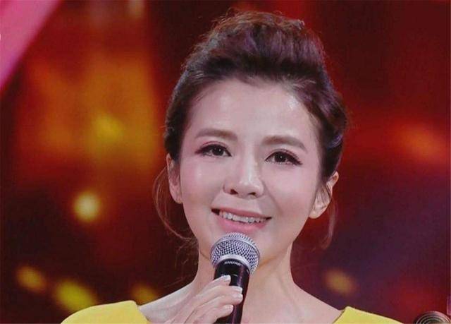 7次主持春晚46岁朱迅的笑容背后是与肿瘤搏斗30年的苦痛