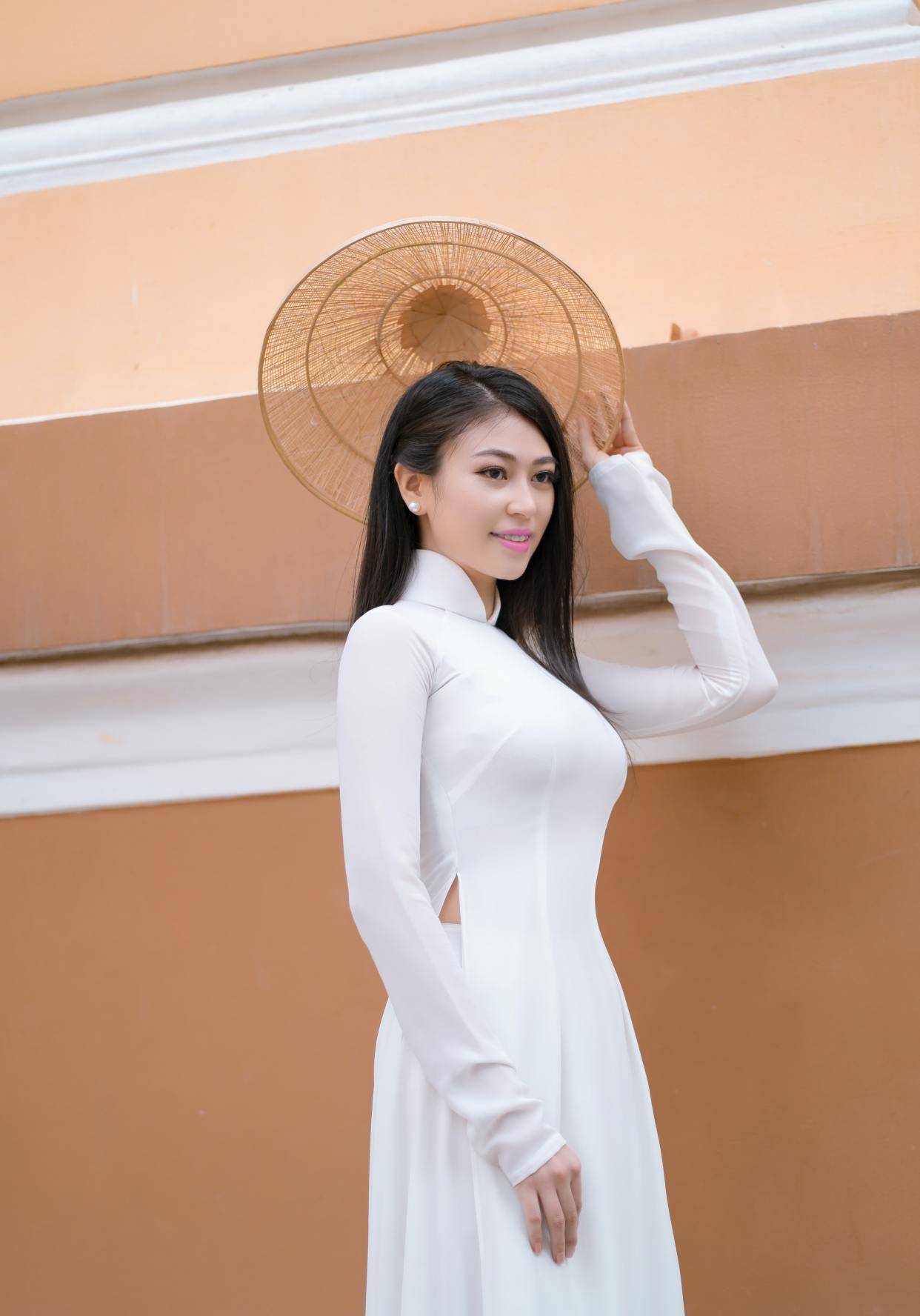气质型越南美女穿搭奥黛服显身材散发着独特的魅力