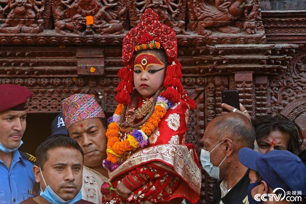 尼泊尔活女神出巡庆祝赛马节