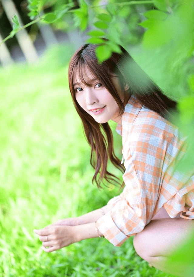 青春少女的户外写真,花衬衣配热裤,既有甜美,又有性感