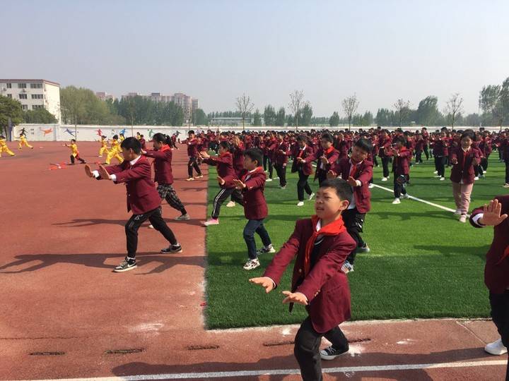 全体学生在操场开展武术大课间活动