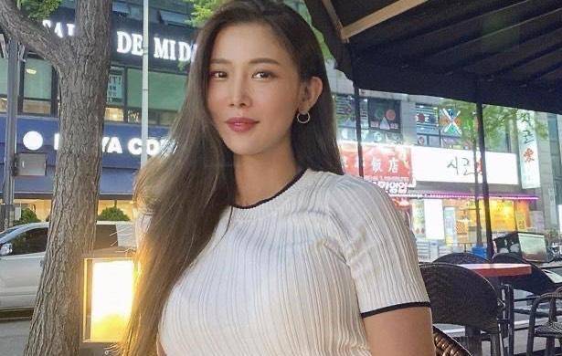 38岁韩国美女教练,乌黑长发清纯气质,微胖身材惹人羡慕