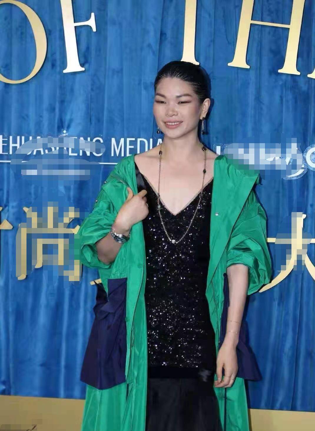 原创惊艳!张雨绮何穗红毯造型好大胆,"最丑"国模吕燕高级脸太飒