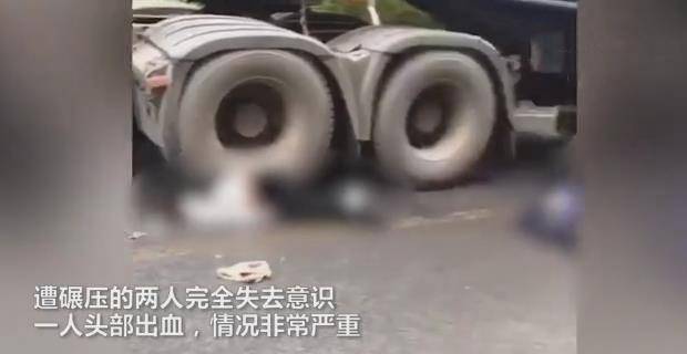 原创突发!四川一摩托车被大货车碾压,有人倒在货车车轮下,情况危急