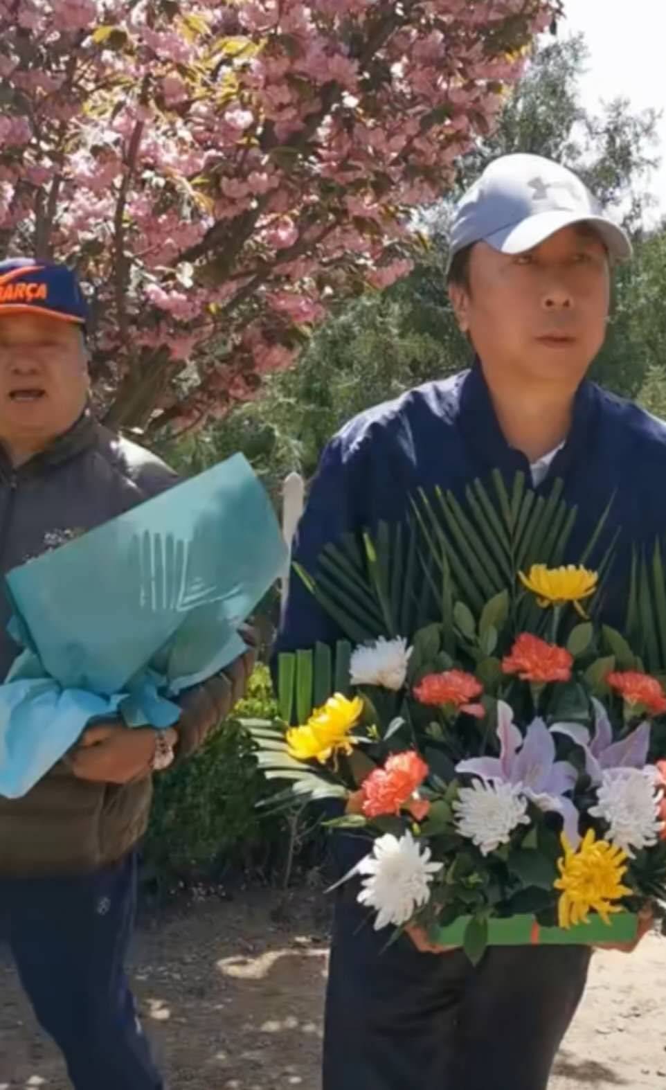 陪同冯巩前去祭拜的叫刘全刚,中广文工团的相声演员,师承唐杰忠.