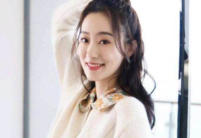 张小斐飘了?凭《你好,李焕英》爆红后热议不断,和赵丽颖成同事