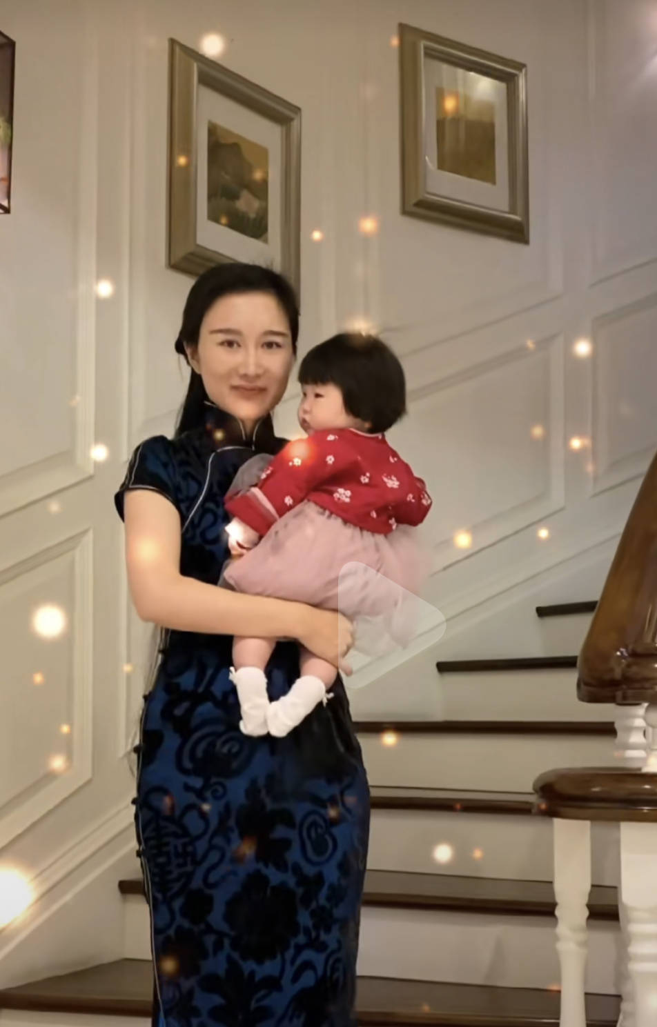 张纪中晒小娇妻穿旗袍视频,怒怼网友对杜星霖身材恶评
