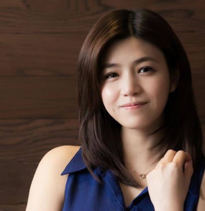 陈妍希身穿丁字比基尼泳衣,秀出好身材,与陈晓姐弟恋让人羡慕