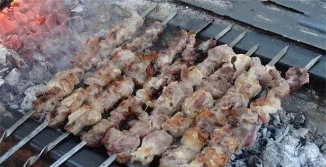原创看看新疆大街上随处可见的烤羊肉串,发现以前白吃了!
