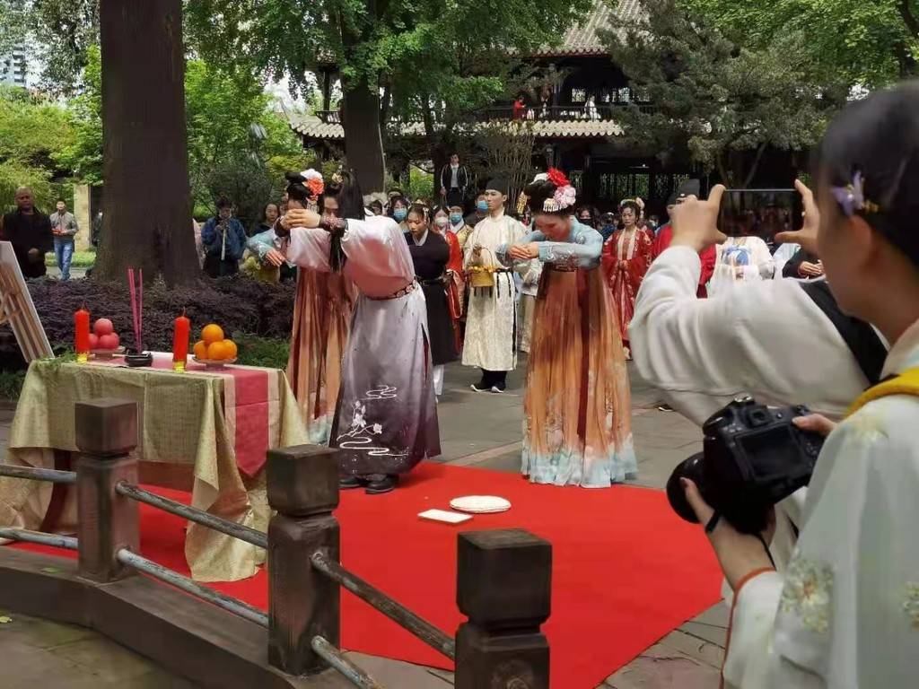 "古时候,在三月三日上巳节前后,作为皇家的曲江园林,望江楼公园对士庶