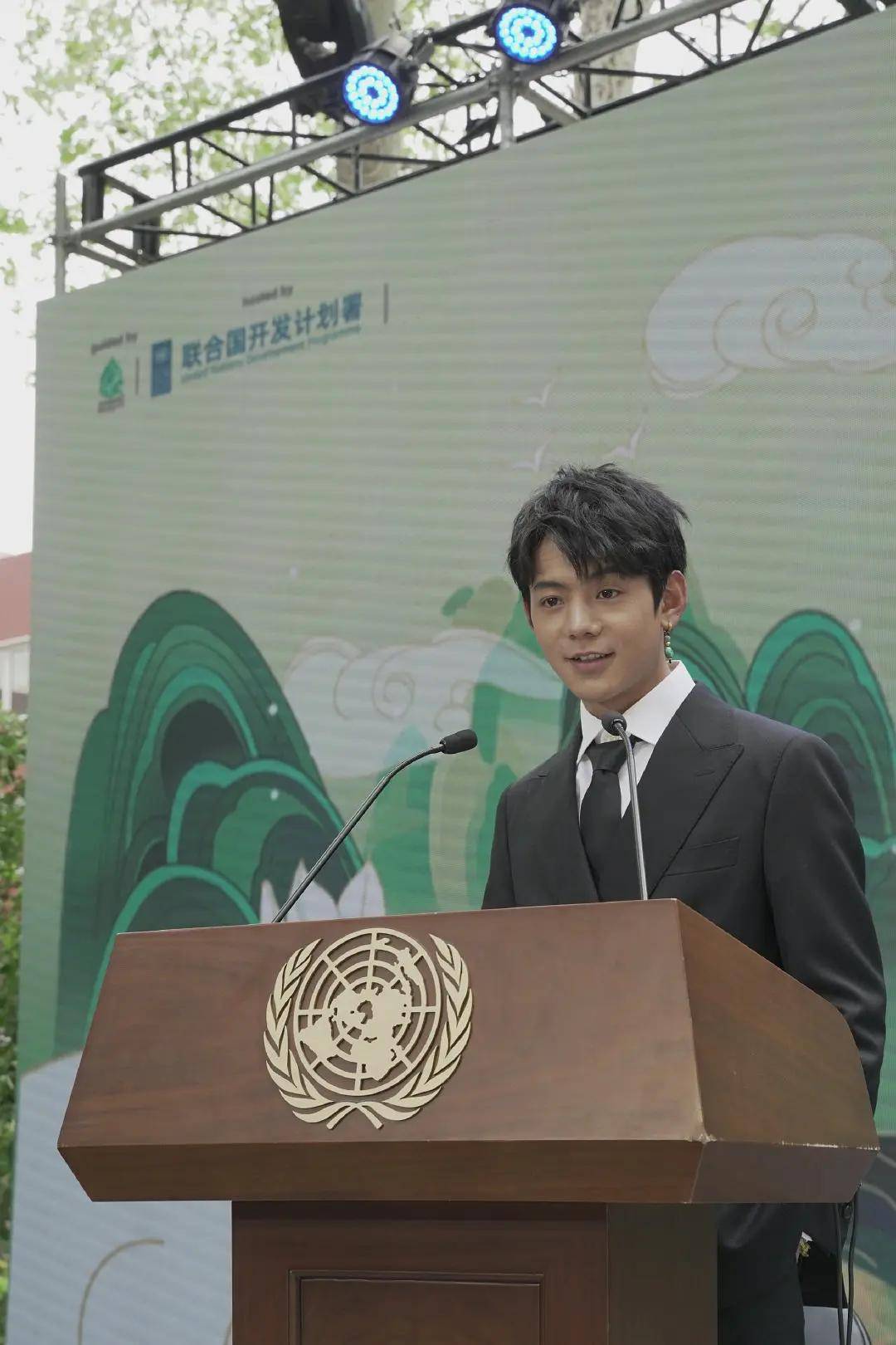原创丁真受邀参加联合国演讲!穿笔挺西装成"总裁,换发型后仍帅气