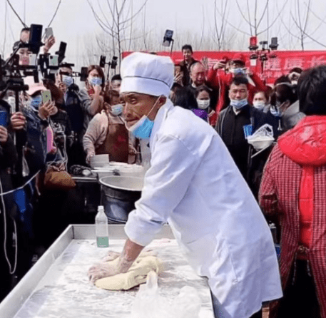 4月15日,山东临沂,网友爆料称有多人在拉面哥家门前跳舞.