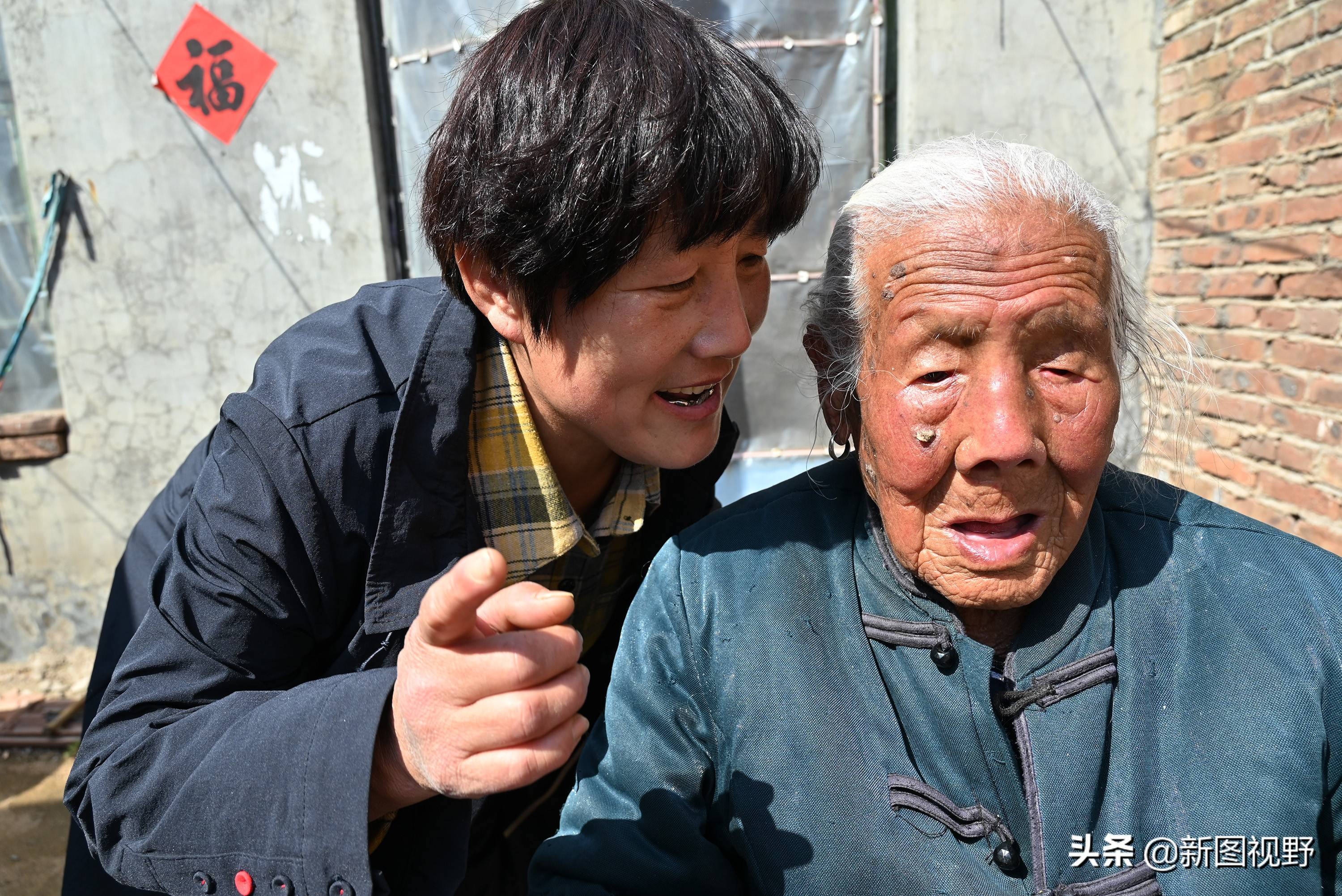 102岁奶奶"豪横"生活,喝白酒,吃猪头肉,喝饮料,最爱逛街