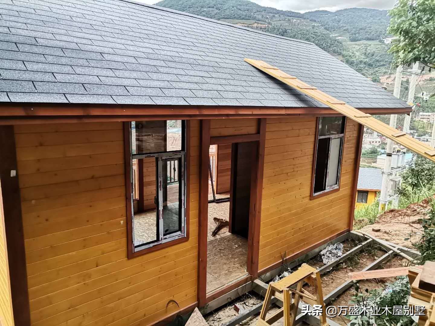 6套42平方的小木屋,每套造价不到九w,建好后成为当地的网红景点