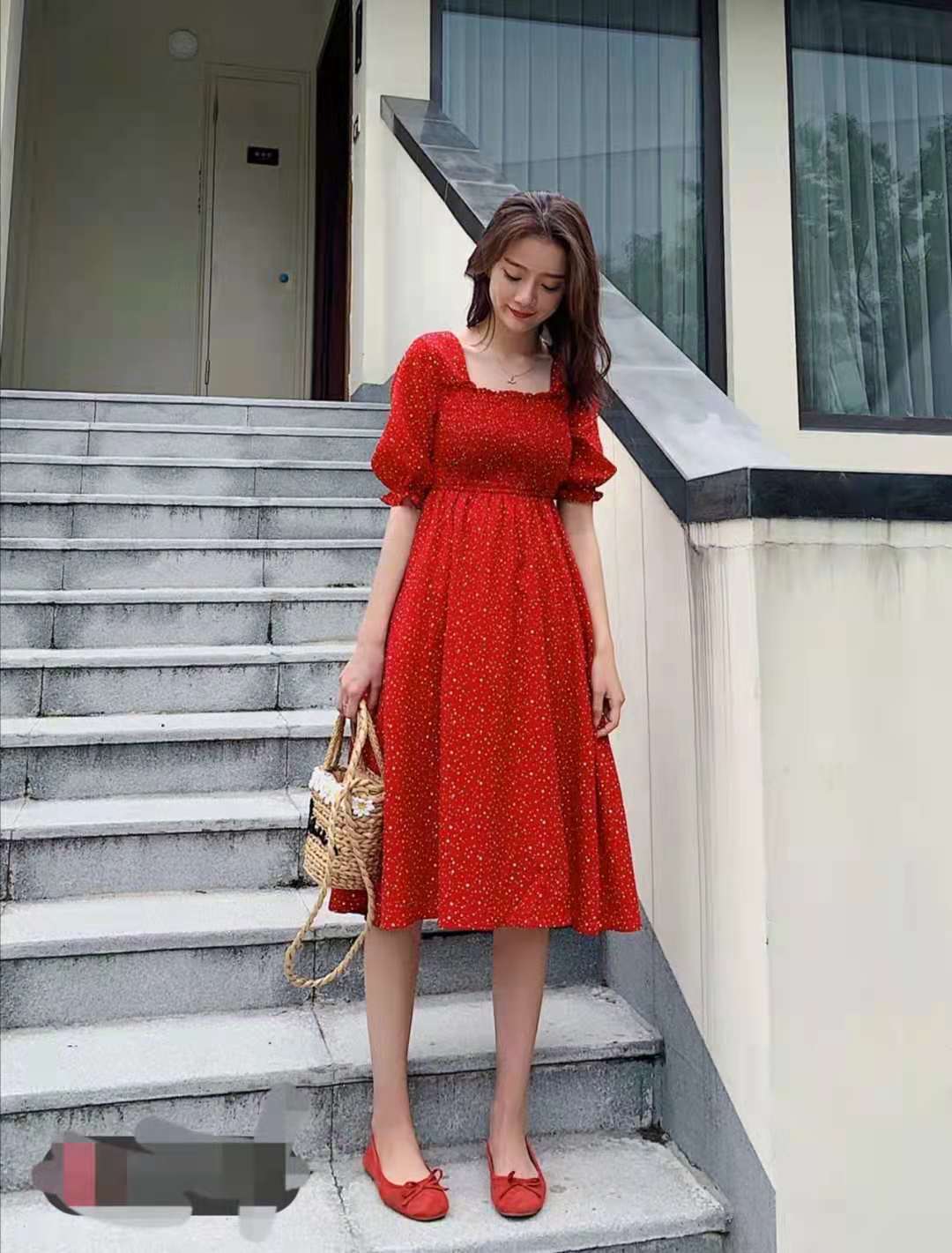 红色连衣裙搭配什么颜色鞋子好看