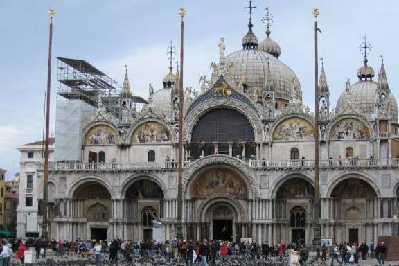 全球三大最壮观的教堂,一个比巴黎圣母院还久,中国的像洋葱头