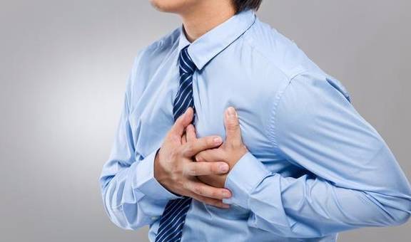 35岁男子胸骨疼痛就医,直接推进手术室,提醒:4大习惯损伤心脏