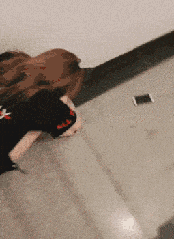 妹纸收收,没看到挡我道了 11,十年前老婆就想学开车,我反复劝她:女人