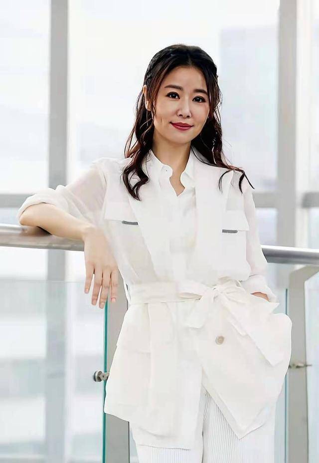 林心如换新发型真显年轻,穿风衣外套搭丝绒裤,很难看出45岁.